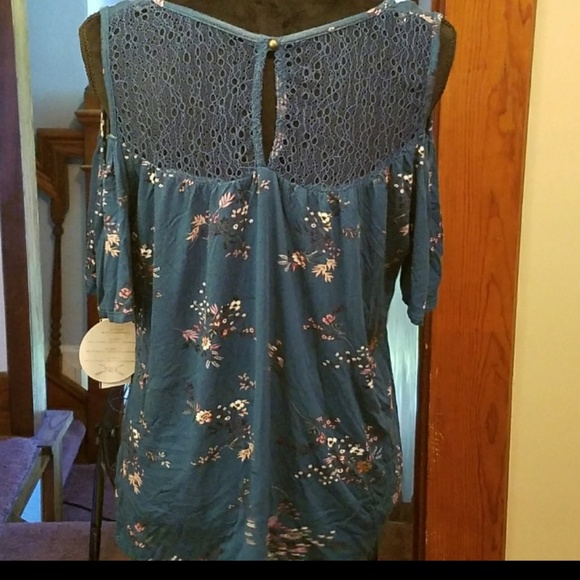L cold shoulder flowy shirt - Picture 4 of 7